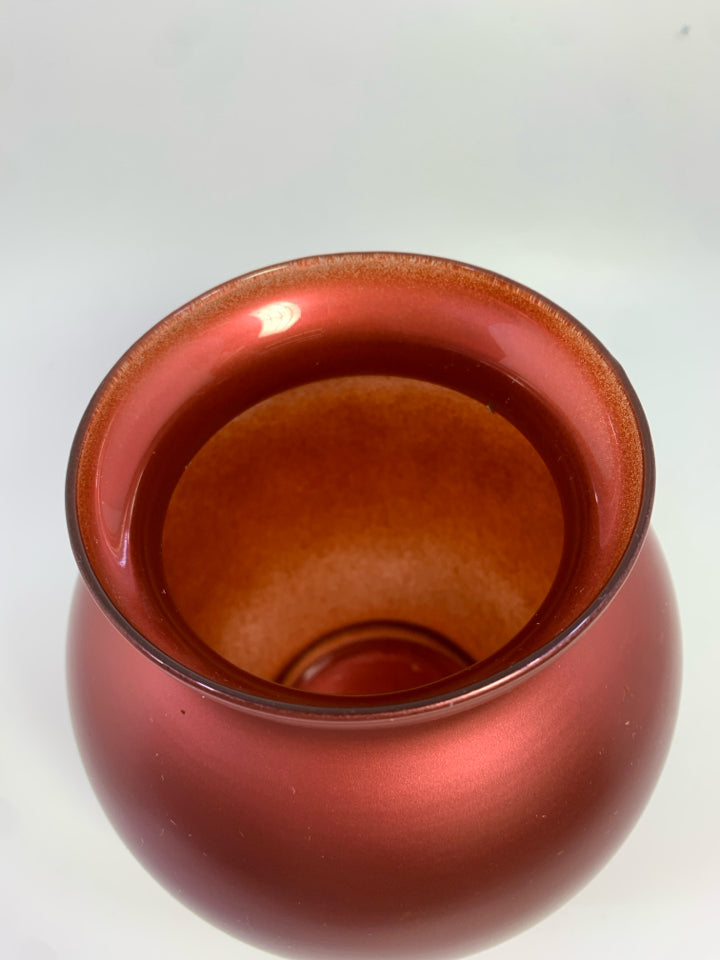MATTE RED VASE.