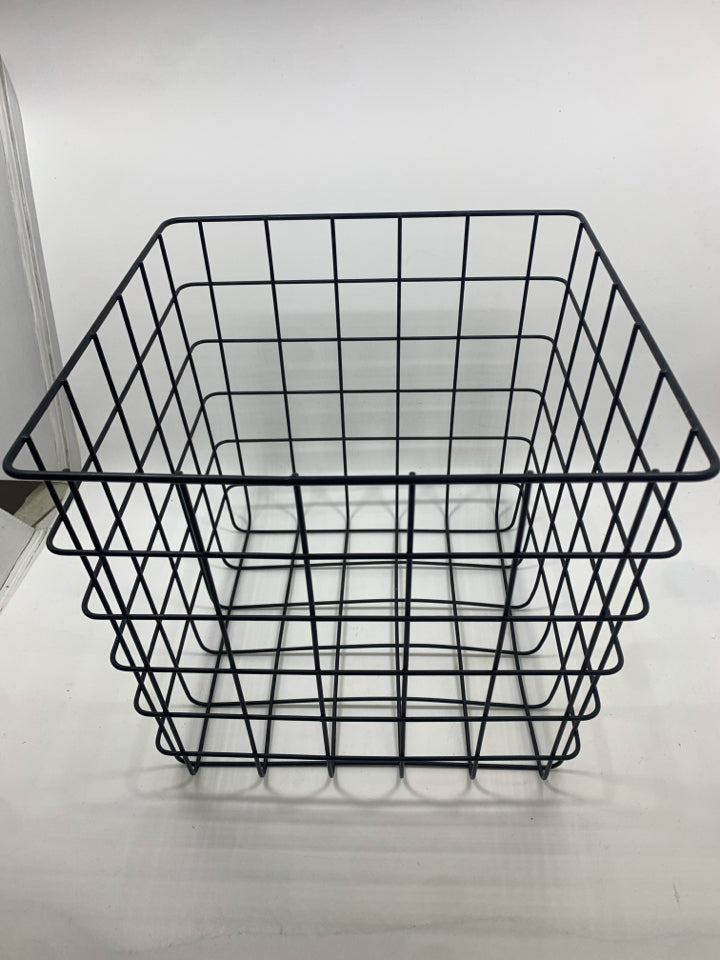 SQUARE BLACK WIRE BASKET.