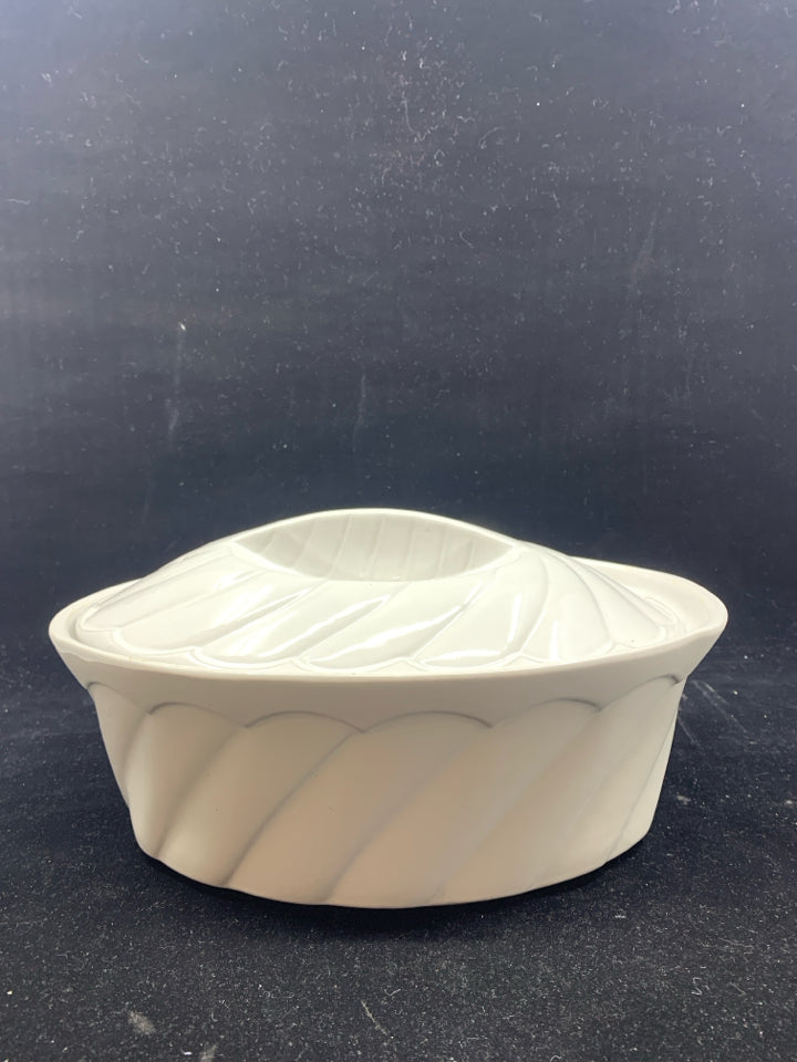 WHITE RIBBED STONEWARE OVAL COVERED CASSEROLE.