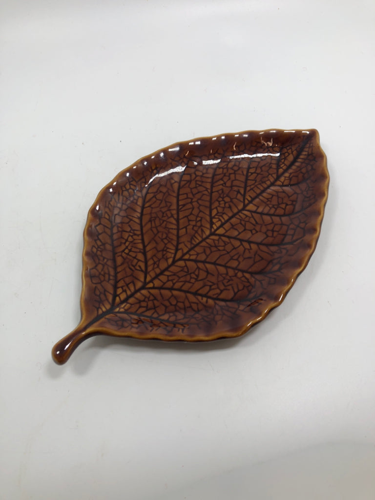 BIRCH LEAF SHAPED GLAZED PLATE.