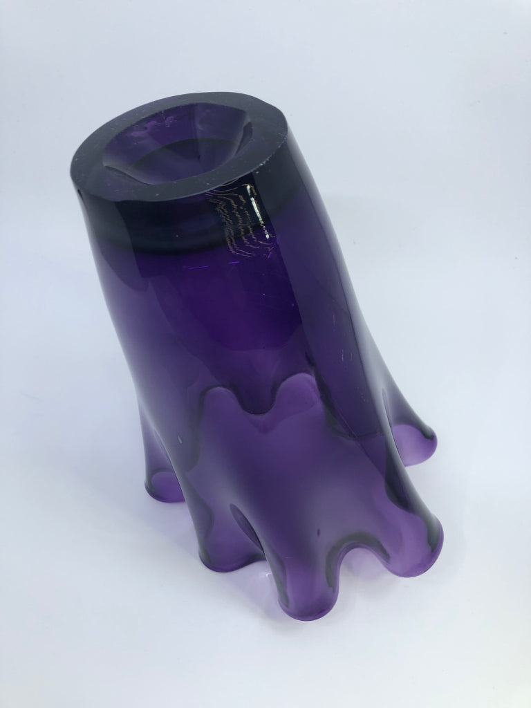 PURPLE RUFFLE EDGE GLASS VASE.