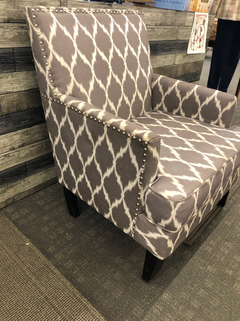 GREY AND WHITE PATTERN STUDDED ACCENT CHAIR.