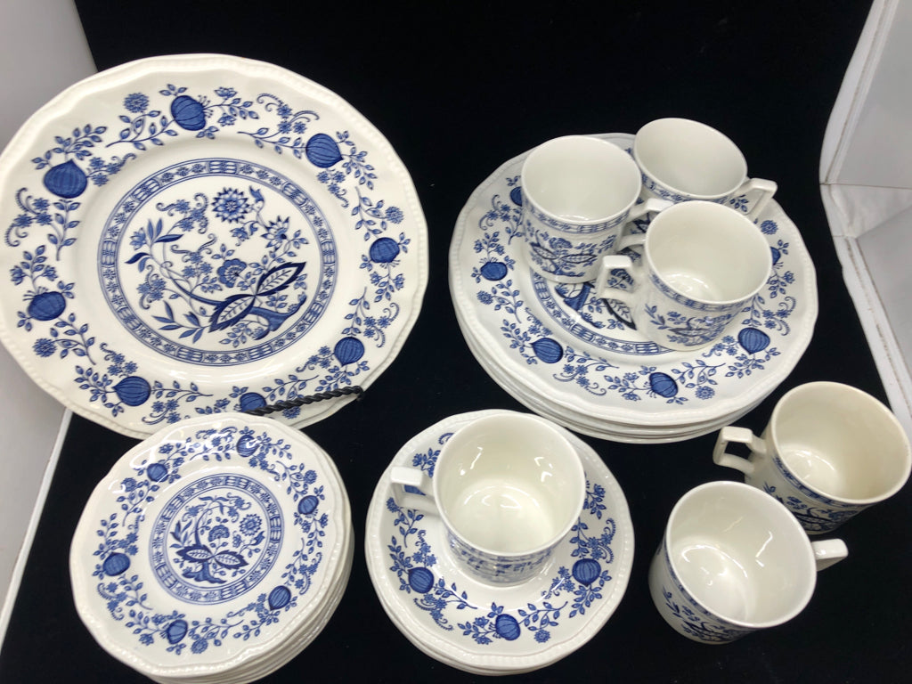 24PC BLUE & WHITE FLORAL PATTERN DINNER SET.