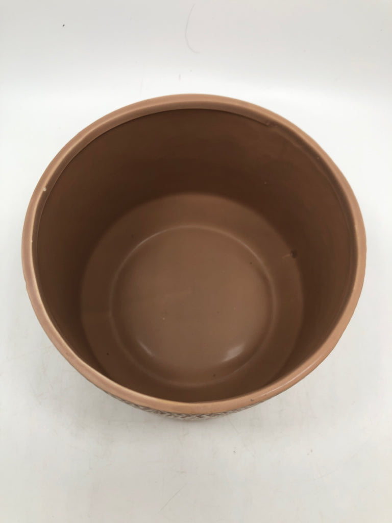 TAN TEXTURED CERAMIC PLANTER.