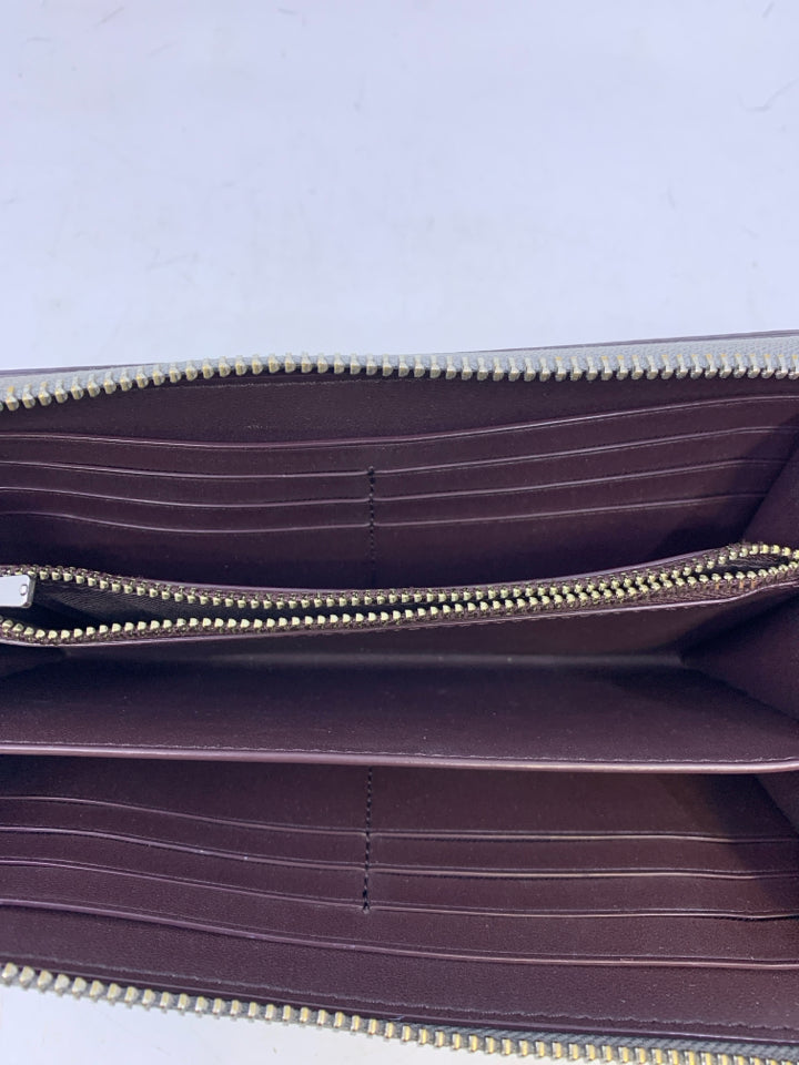 Coach C4451 Long Zip Around Wallet *No Wristlet Strap/Minor Stains Along Zipper