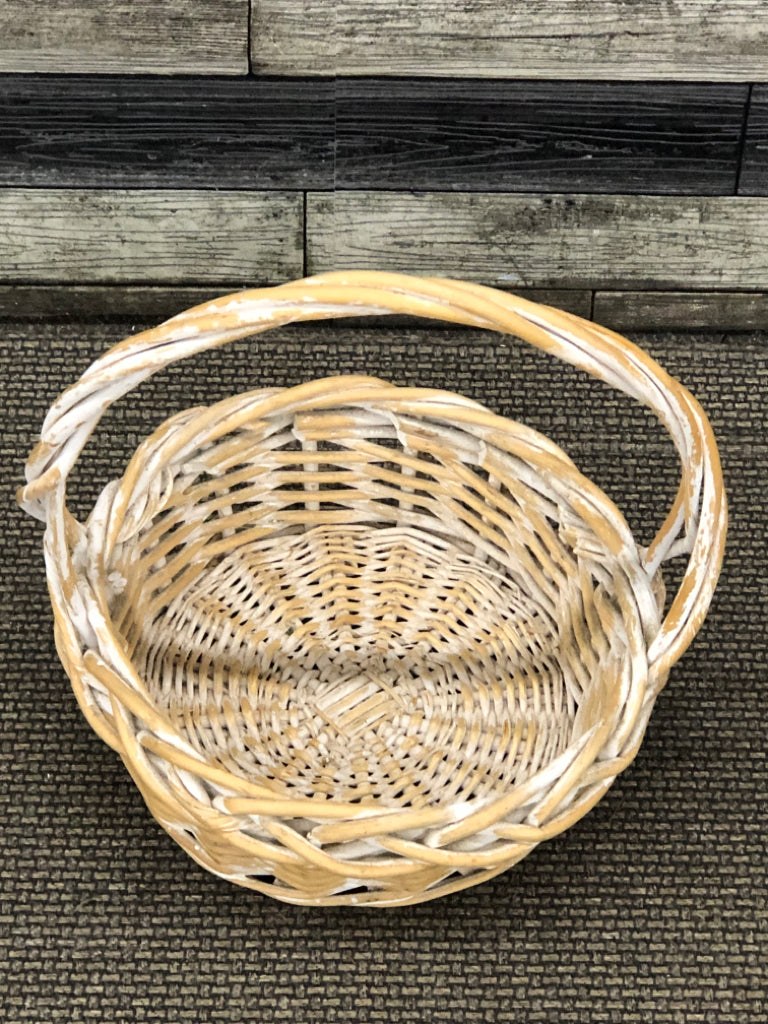 WHITE WASHED ROUND WICKER BASKET.