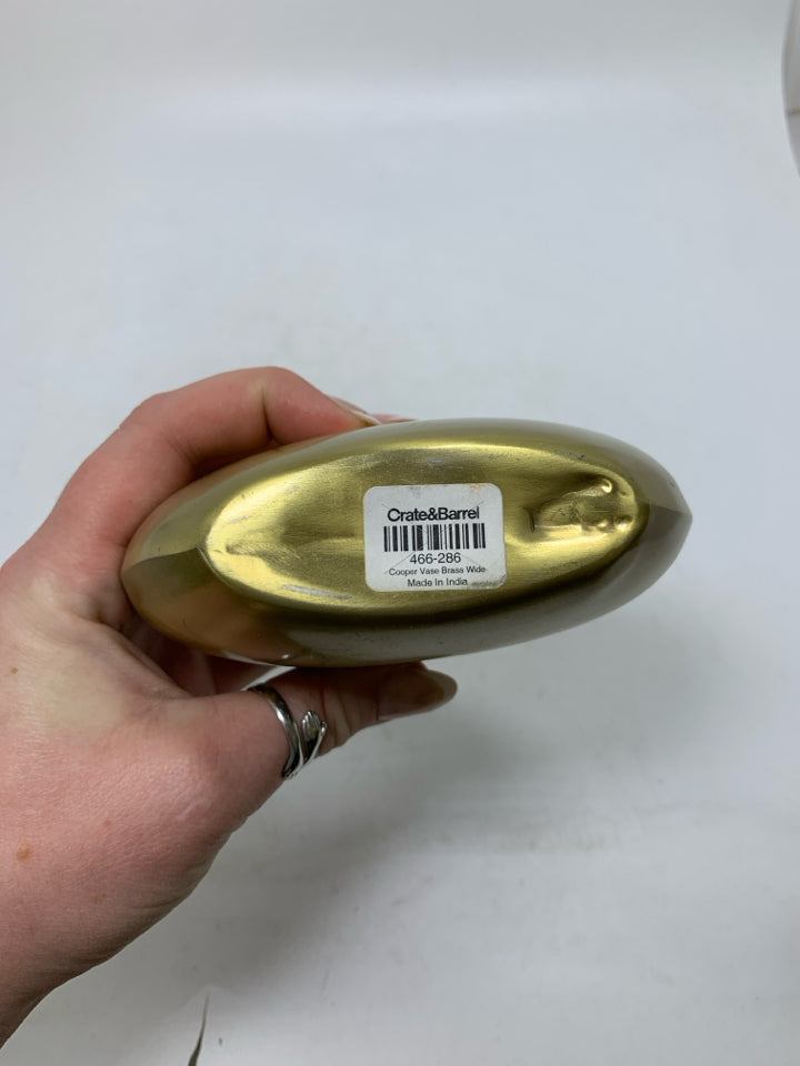 GOLD METAL NARROW CIRCLE VASE.
