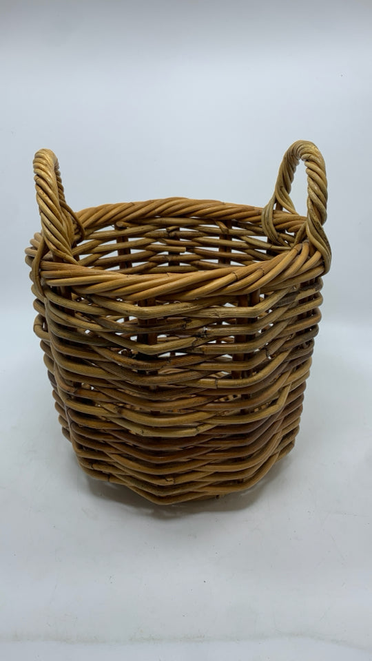 WOVEN WICKER BASKET W/HANDLES.