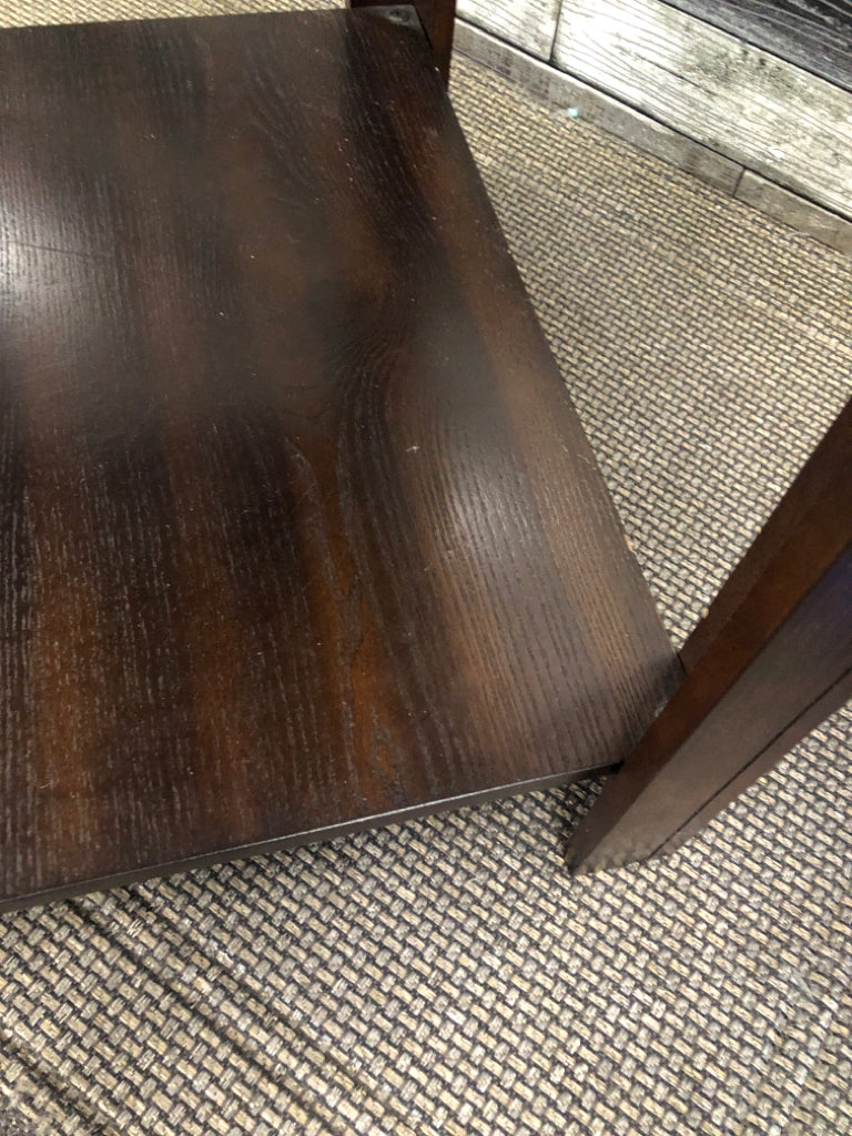 BROWN X-GRAIN WOODEN END TABLE.