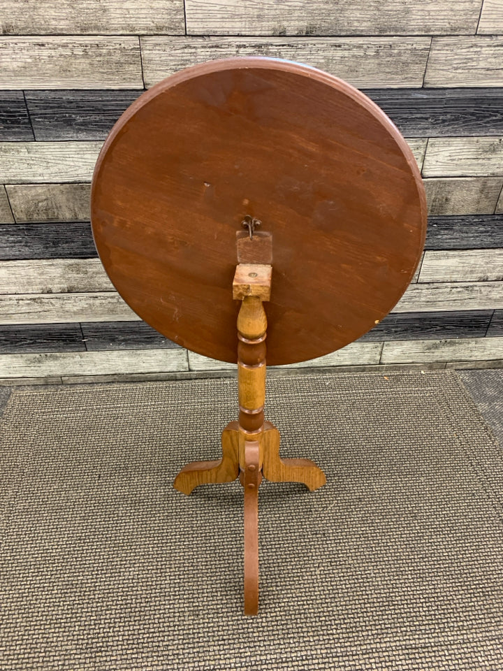 ROUND WOOD FLIP TOP SIDE TABLE W/SPINDLE BASE.