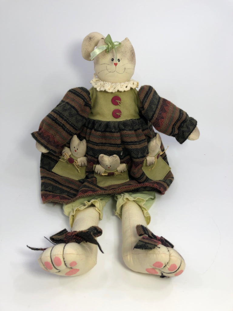 VTG PRIMITIVE FOLK ART FABRIC CAT DOLL.