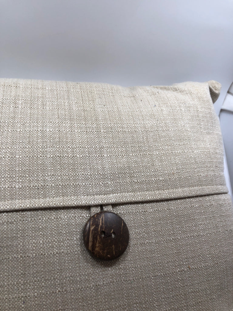 BEIGE TEXTURED THROW PILLOW W/BROWN BUTTON.