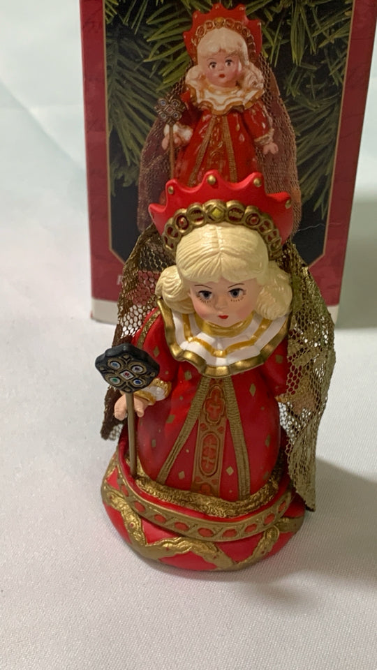 HALLMARK RED QUEEN ORNAMENT.
