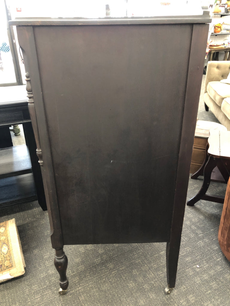 VTG DARK WOOD DRESSER W/5 DRAWERS & ORNATE METAL PULLS ON WHEELS.