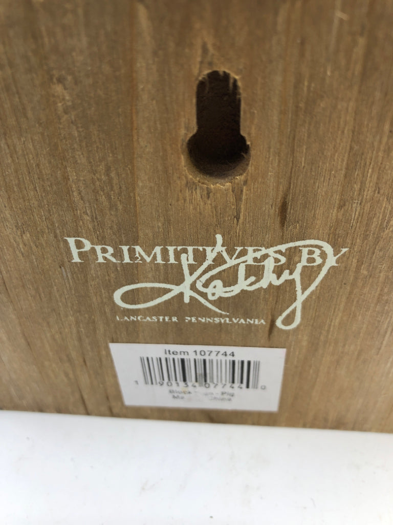 CHRISTMAS PIG ON WOOD BLOCK.