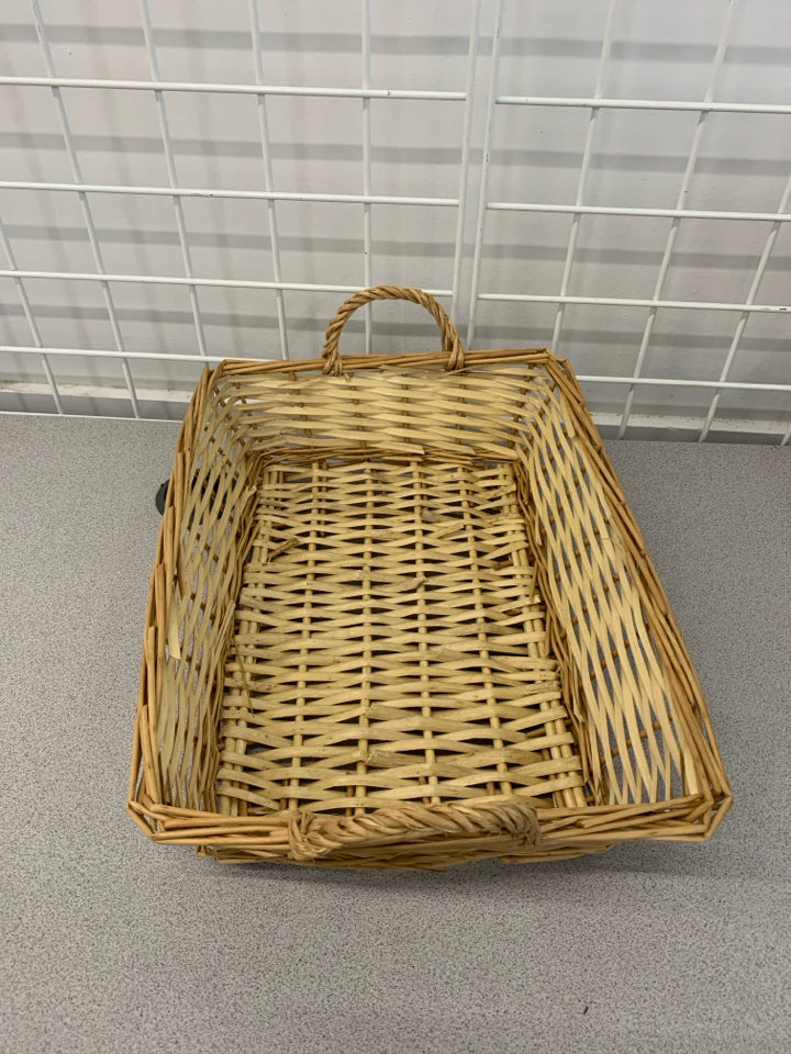 BLONDE WICKER BASKET TRAY W/HANDLES.