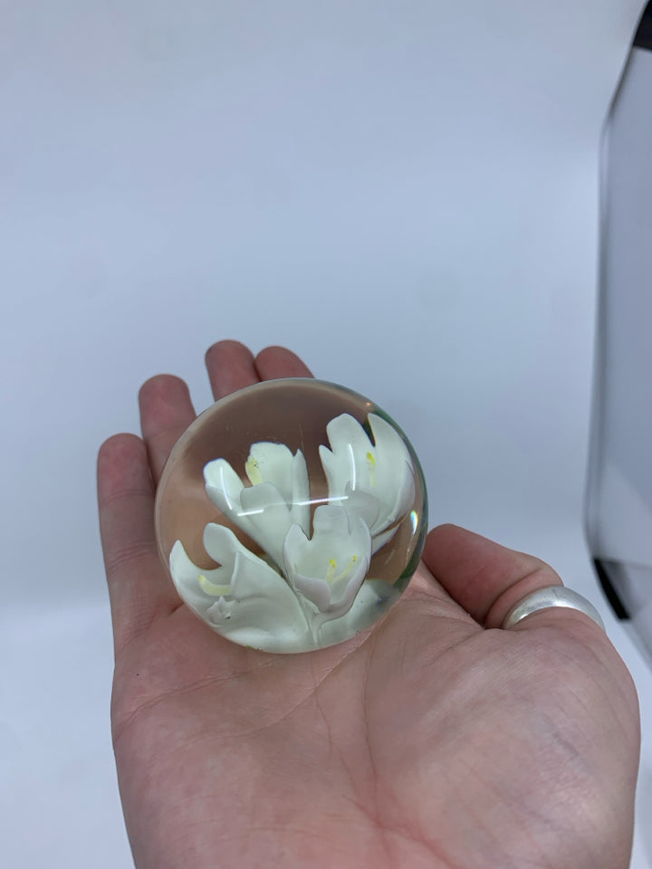 PAPER WEIGHT W WHITE FLORAL.