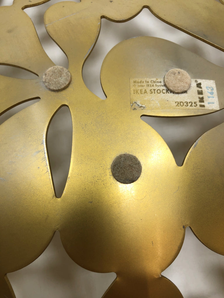 METAL FLOWERS CENTERPIECE BOWL.