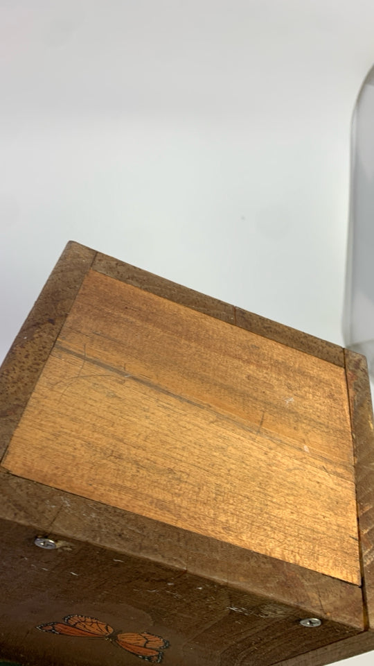 WOOD BIRDHOUSE W/BUTTERFLY DETAILS.