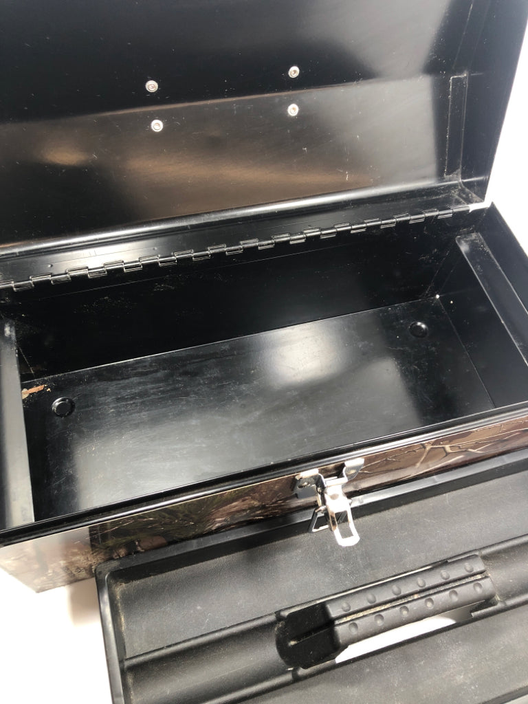REALTREE XTRA METAL TACKLE BOX.