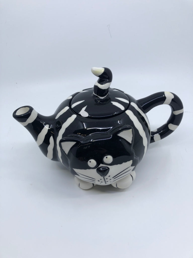 NIB BLACK/WHITE CAT TEAPOT.