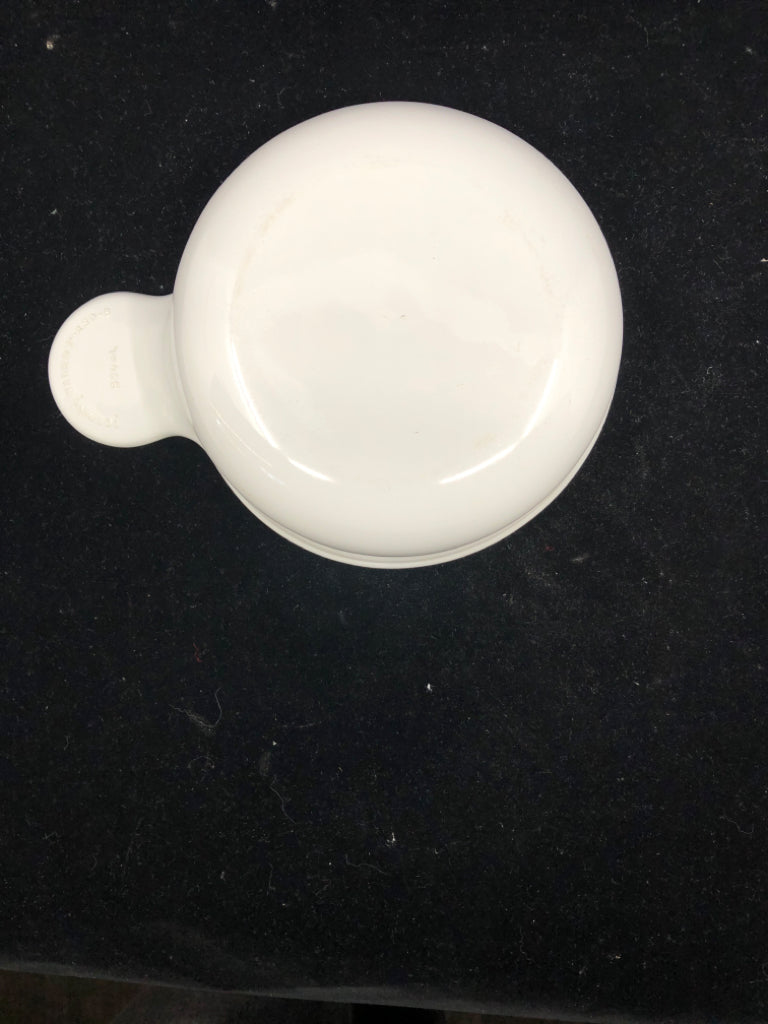 WHITE CERAMIC SOUP BOWL WITH HANDLE.