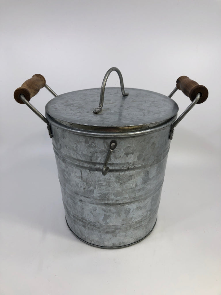 GALVANIZED ICE BUCKET W/LID, HOOK & WOOD HANDLES.