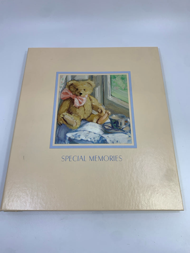 HALLMARK SPECIAL MEMORIES ALBUM W/BEAR.
