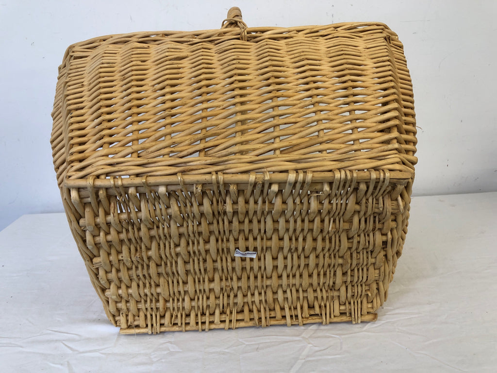 LARGE WICKER BASKET W/HANDLE.