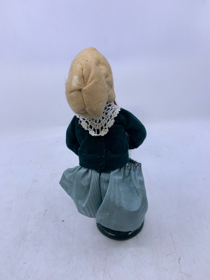 CAROLER GIRL W/ DARK GREEN SHIRT/TEAL SKIRT 1995 BYERS' CHOICE.