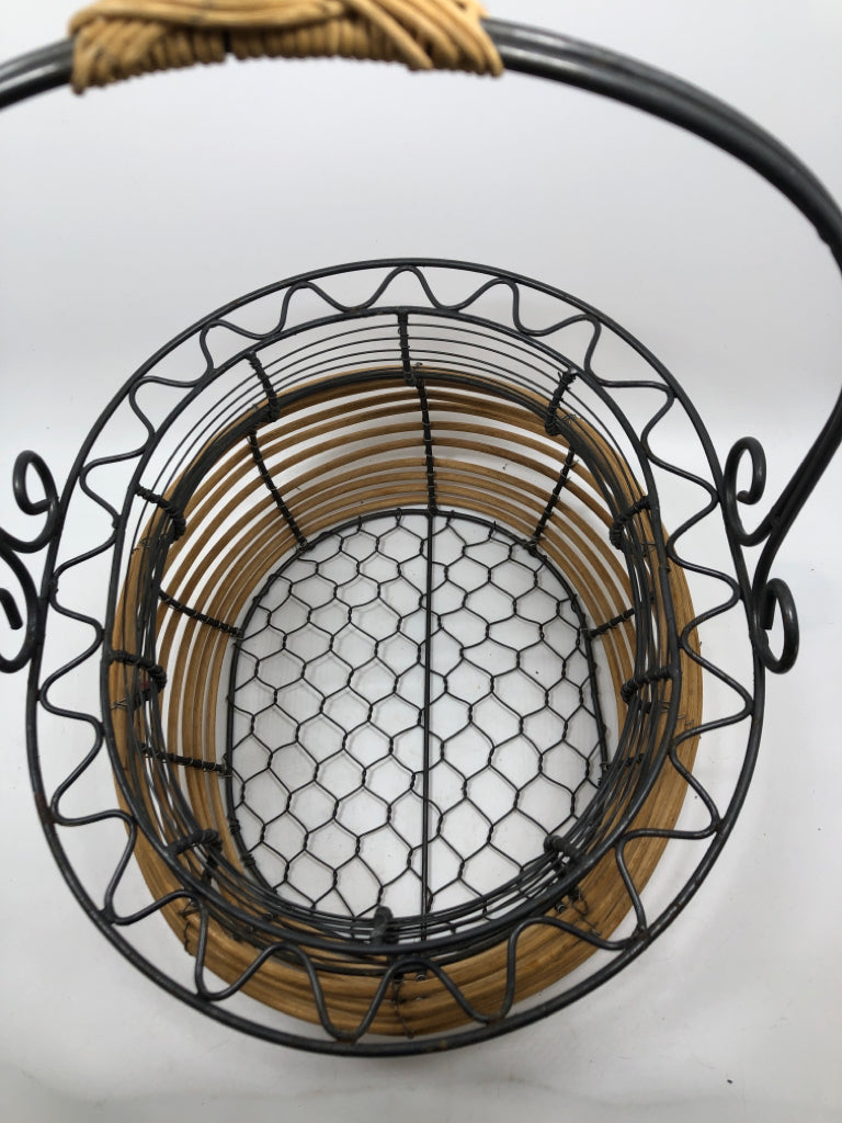 WOODEN SWIRL METAL BASKET.