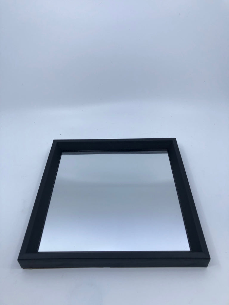 BLACK SQUARE MIRROR.