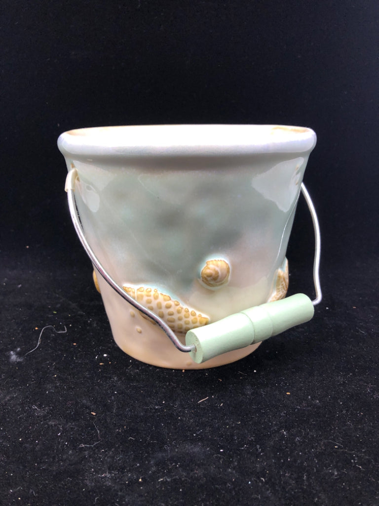 CERAMIC BLUE/WHITE SEASHELL BUCKET WITH HANDLE.