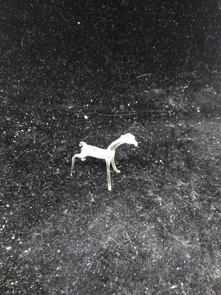 DELICATE GLASS GIRAFFE.
