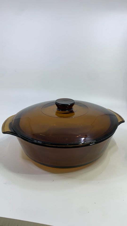 BROWN GLASS BAKING DISH W/LID.
