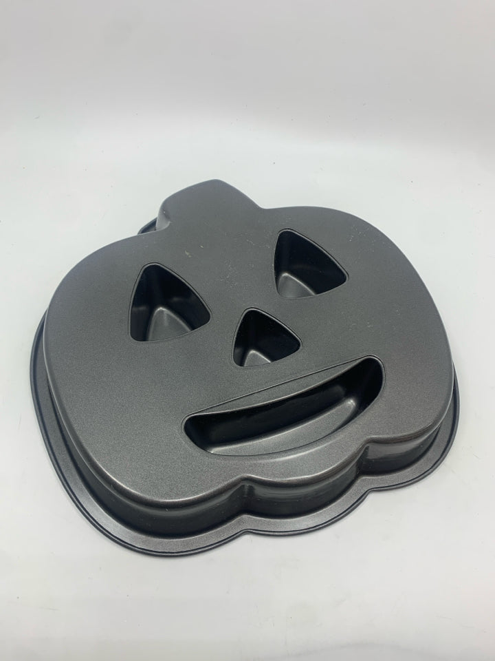 WILTON JACK-O-LANTERN CAKE PAN.