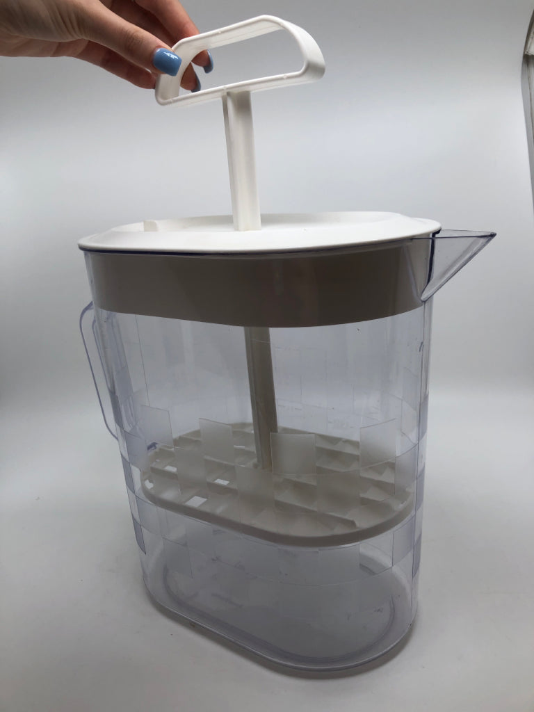 PAMPERED CHEF QUICK STIR PITCHER.