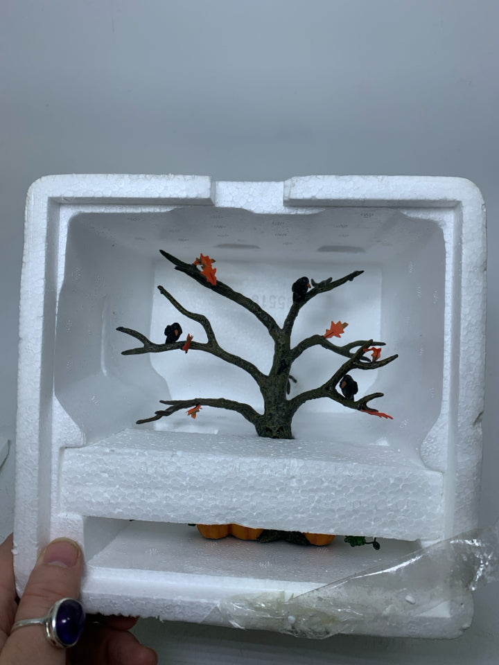 IN BOX DEPT 56 HALLOWEEN SPOOKY TREE VILLAGE ACCESSORY.