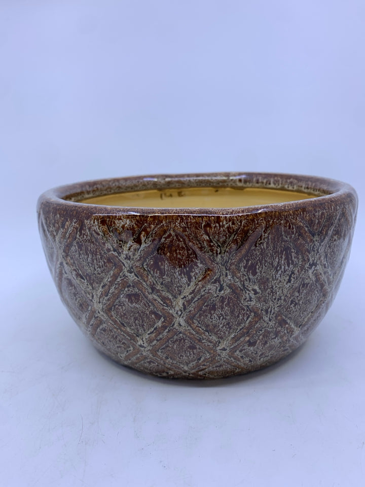 BROWN SPECKLED BOWL DIAMOND PATTERN.