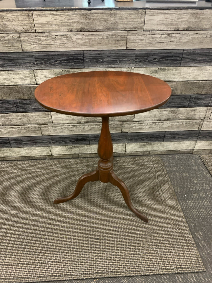 SMALL OVAL FLIP TOP TABLE.