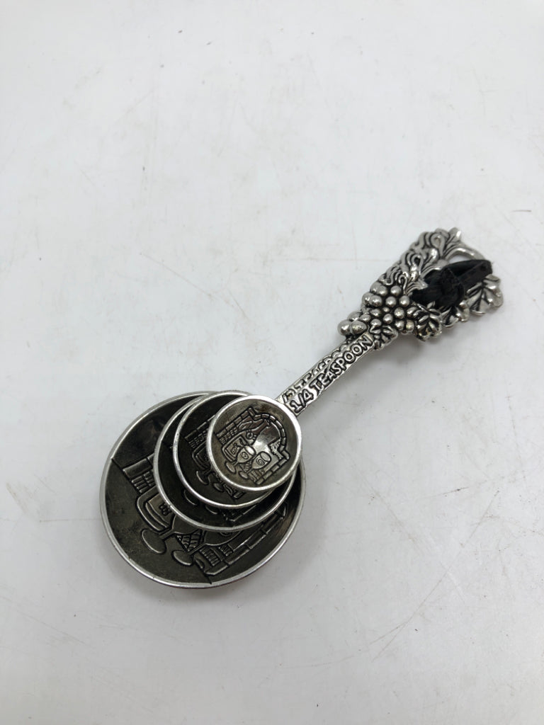 4PC WINE THEMED METAL MEASURING SPOONS.