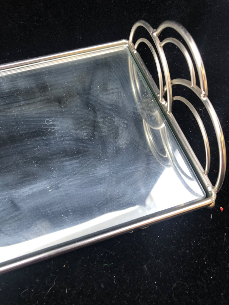 MIRRORED SCALLOP EDGE ACCENT TRAY.