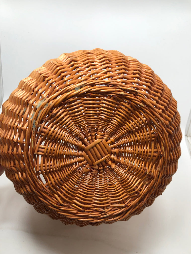 ROUND WOVEN BASKET W/HANDLE.