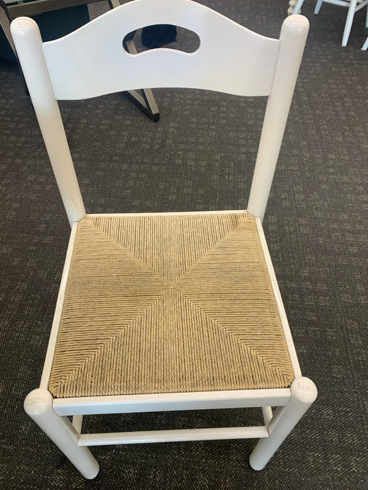 ROUND WHITE DINETTE BLONDE WOOD TOP W/ FOLDING SIDES AND 4 WHITE WICKER BOTTOM C