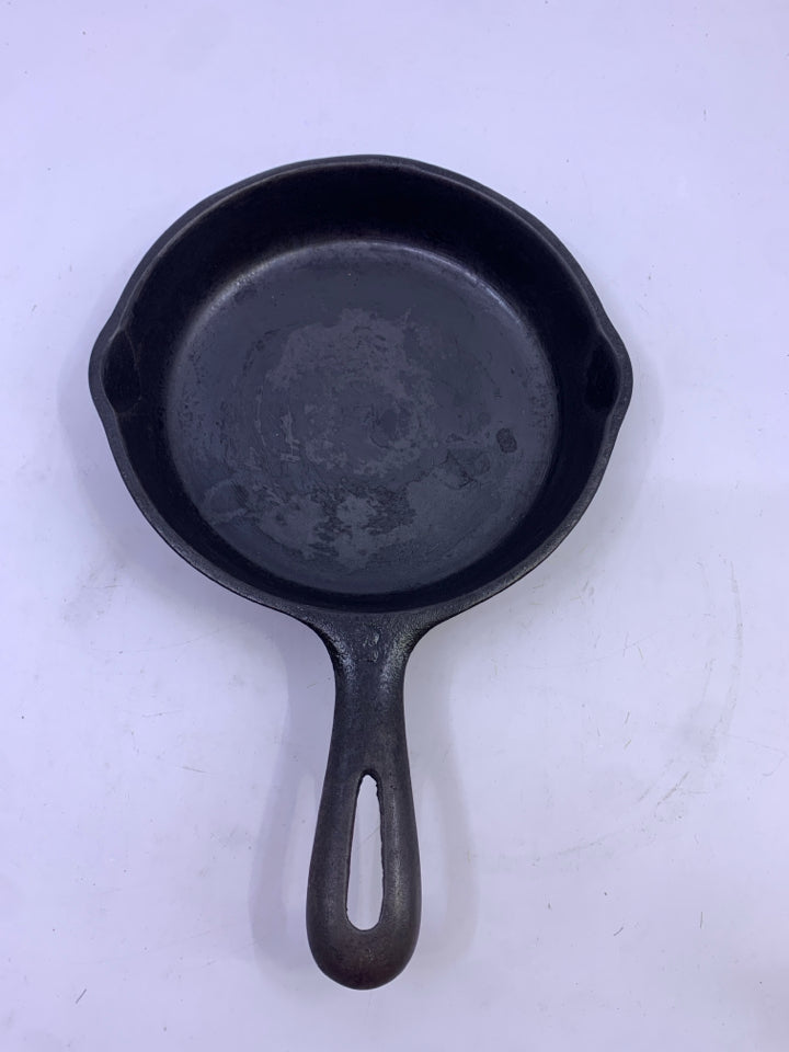 SMALL ROUND CAST IRON SKILLET.