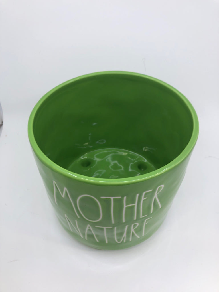 GREEN FOOTED MOTHER NATURE PLANTER.