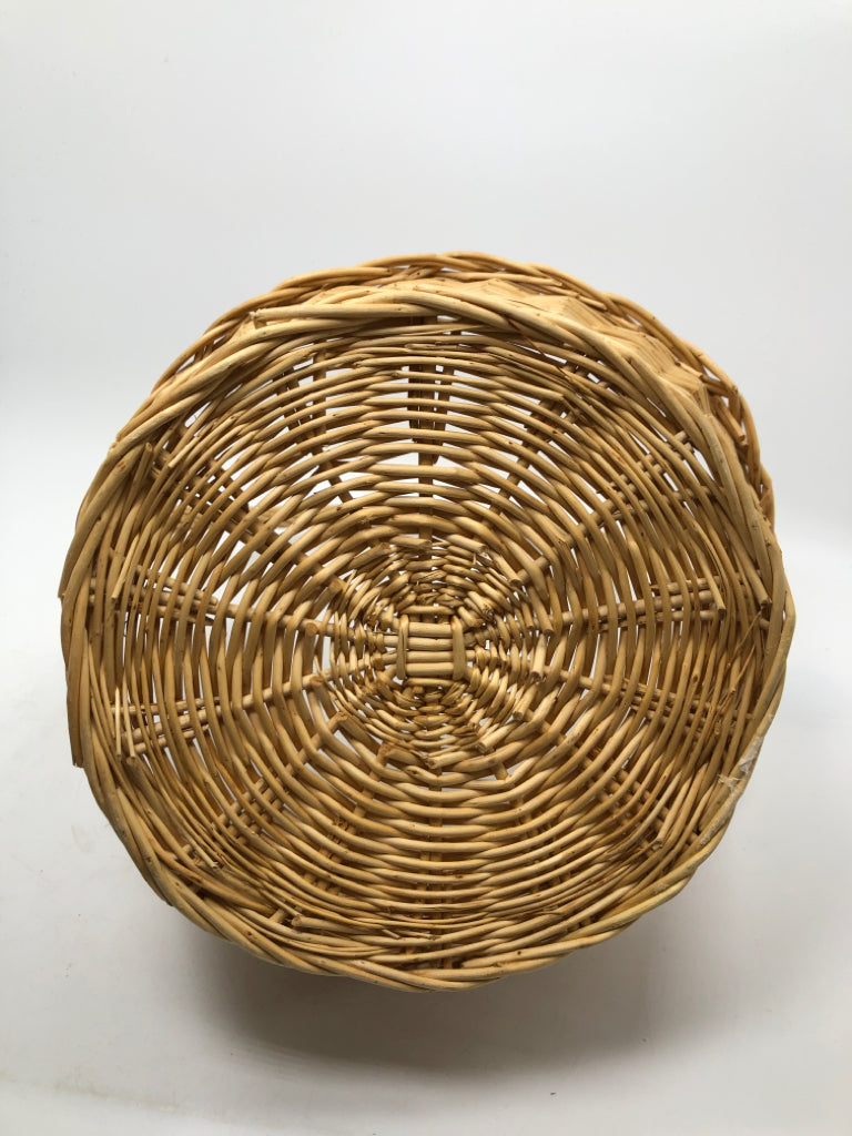 CIRCULAR WICKER BASKET W/TWIRLED HANDLE.