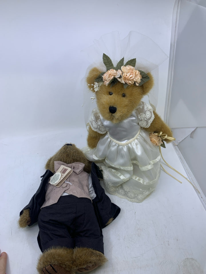 2 PC BRIDE/GROOM BOYDS BEARS.