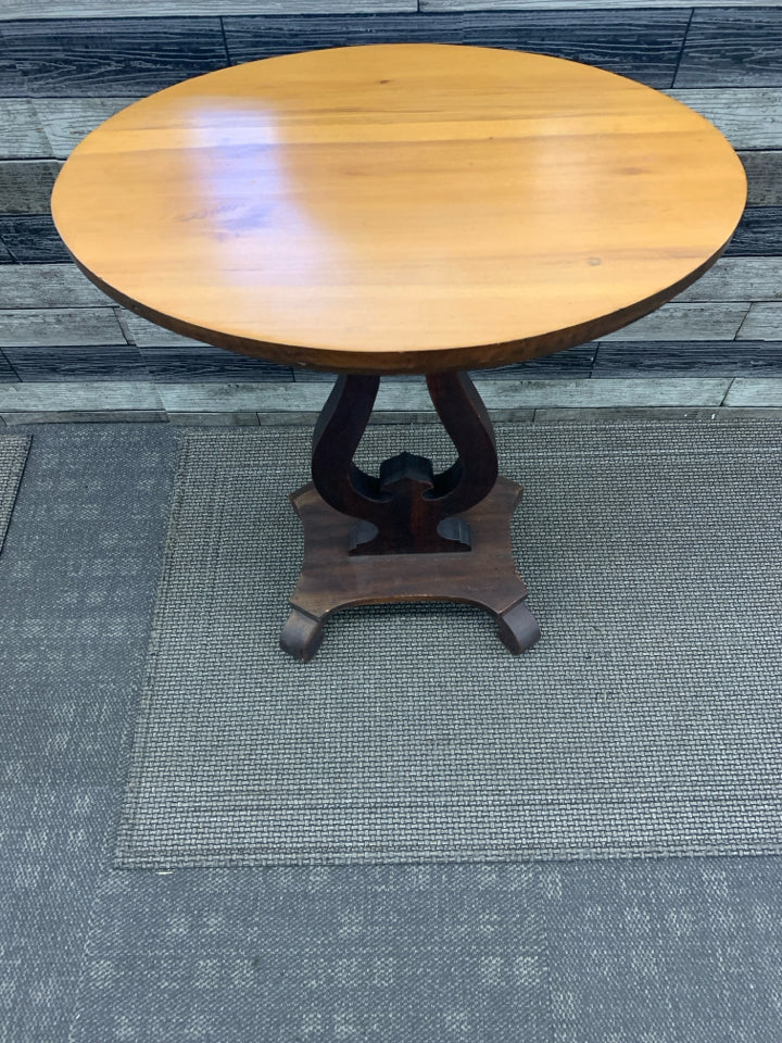 VTG BLONDE WOOD OVAL TOP W/ DARK BOTTOM LEGS.