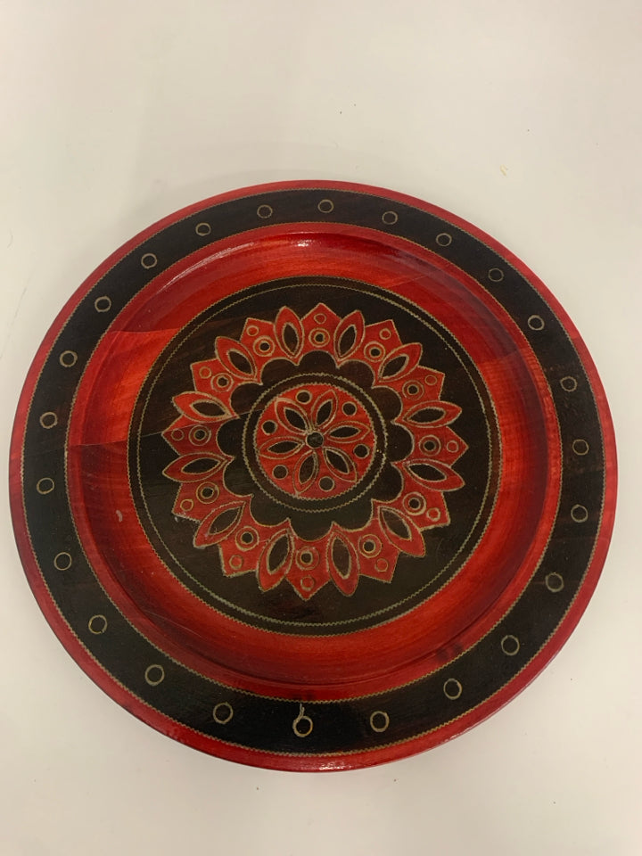 RED WOOD SERVING PLATE W/ BLACK DETAILS.